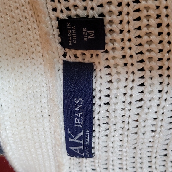 Beautiful sweater! - Picture 6 of 7